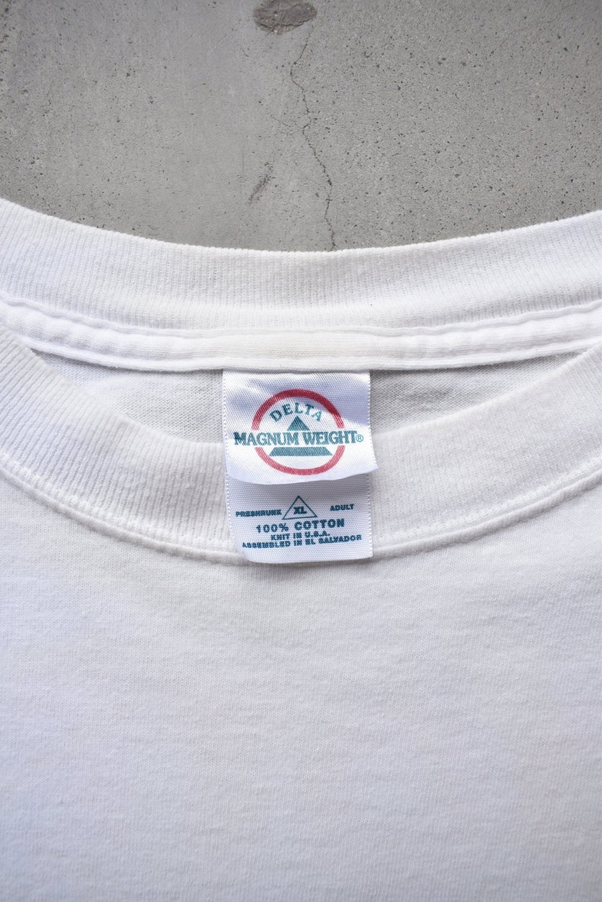 Hooters Racing 'Pit Crew' White Graphic Tee — 2000s (XL) - Retrospective Store