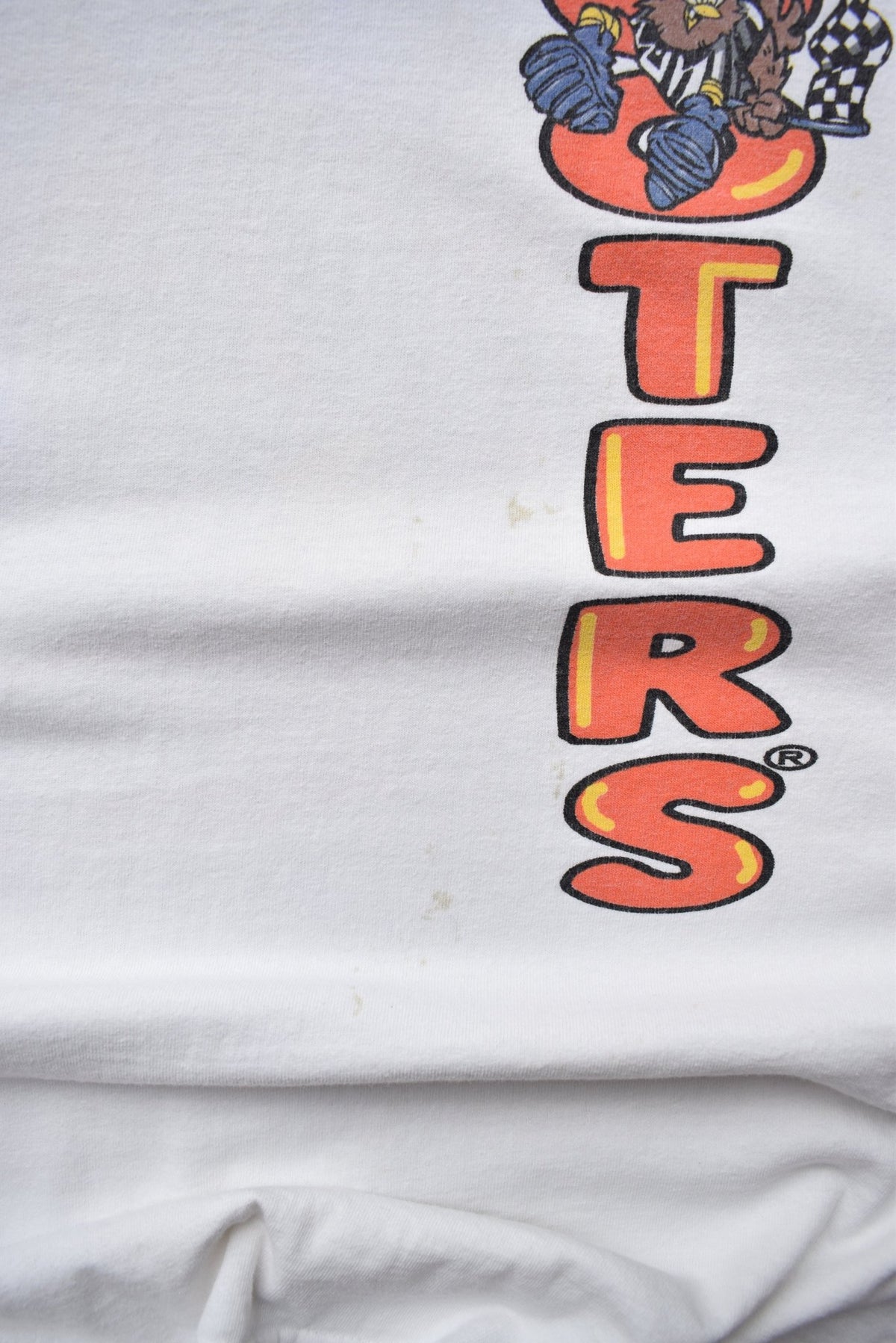Hooters Racing 'Pit Crew' White Graphic Tee — 2000s (XL) - Retrospective Store