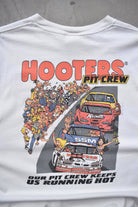 Hooters Racing 'Pit Crew' White Graphic Tee — 2000s (XL) - Retrospective Store