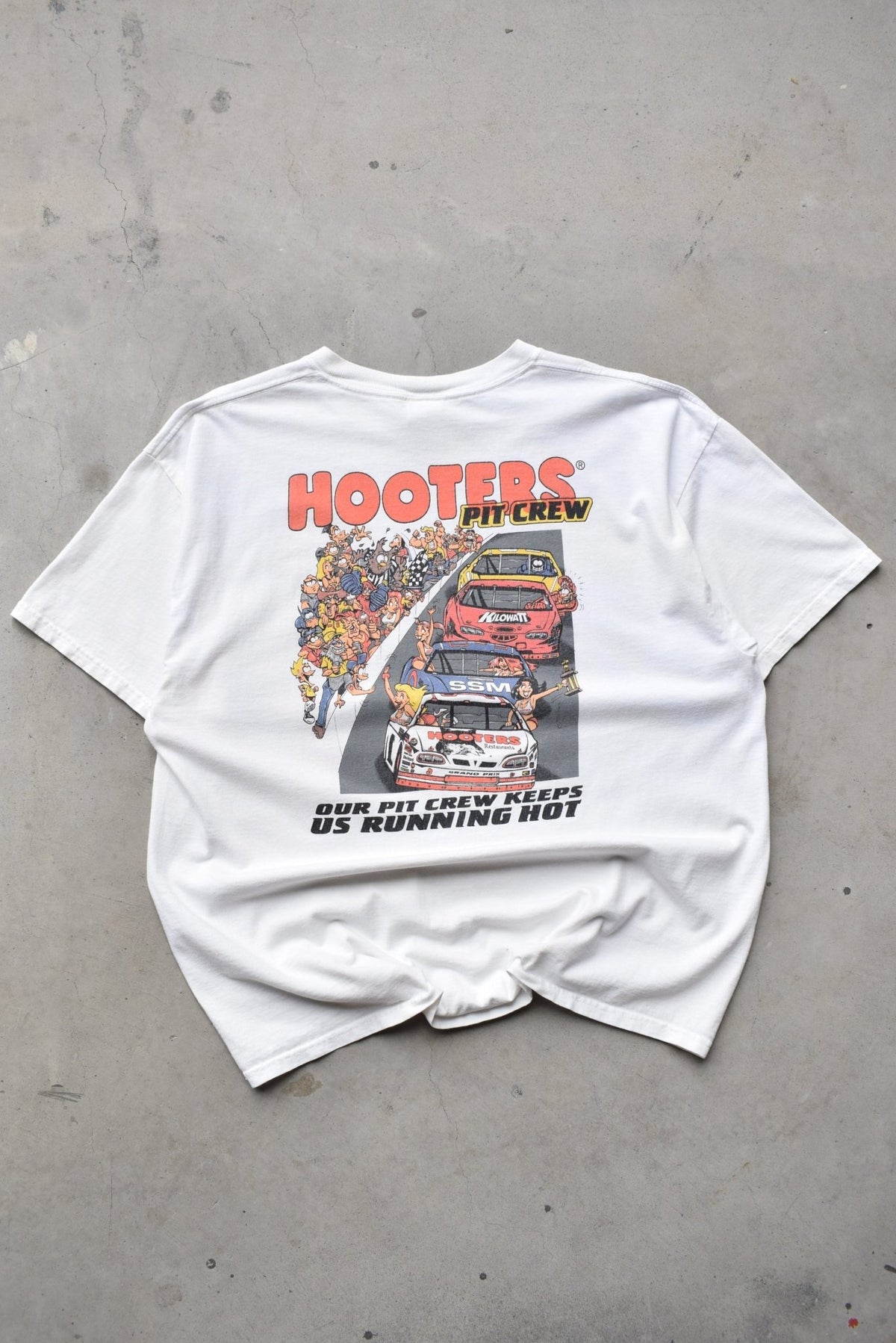 Hooters Racing 'Pit Crew' White Graphic Tee — 2000s (XL) - Retrospective Store