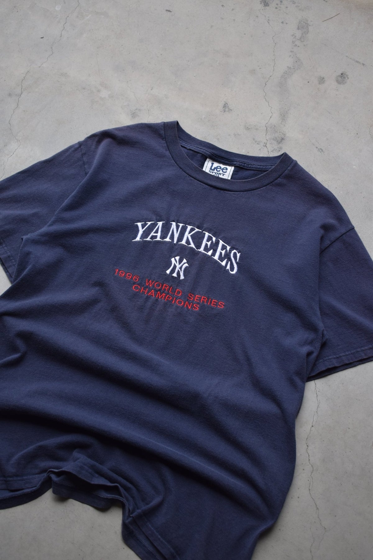 LEE Sport x MLB New York Yankees World Series Champions Navy Embroidered Tee — 1996 (M/L) - Retrospective Store