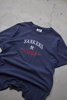LEE Sport x MLB New York Yankees World Series Champions Navy Embroidered Tee — 1996 (M/L) - Retrospective Store