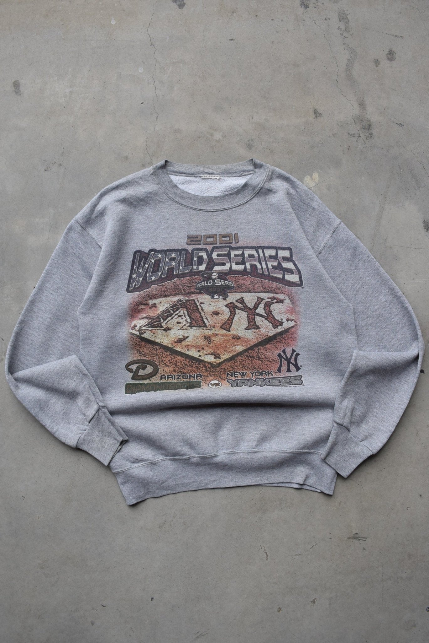 MLB New York Yankees vs. Arizona Diamondbacks Grey Graphic Crewneck — 2001 (M) - Retrospective Store