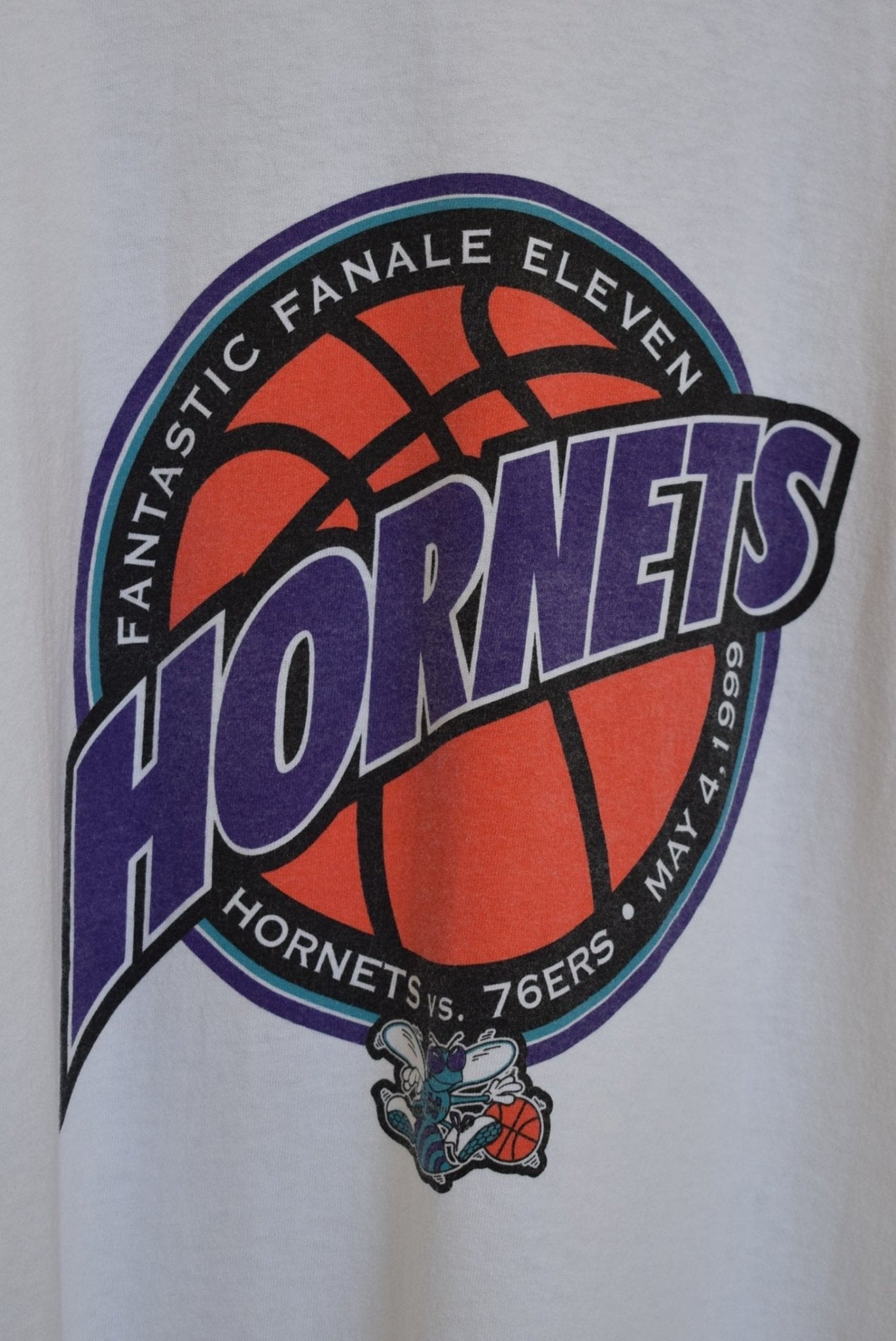 NBA Charlotte Hornets Basketball Tee — 1999 (XL) - Retrospective Store
