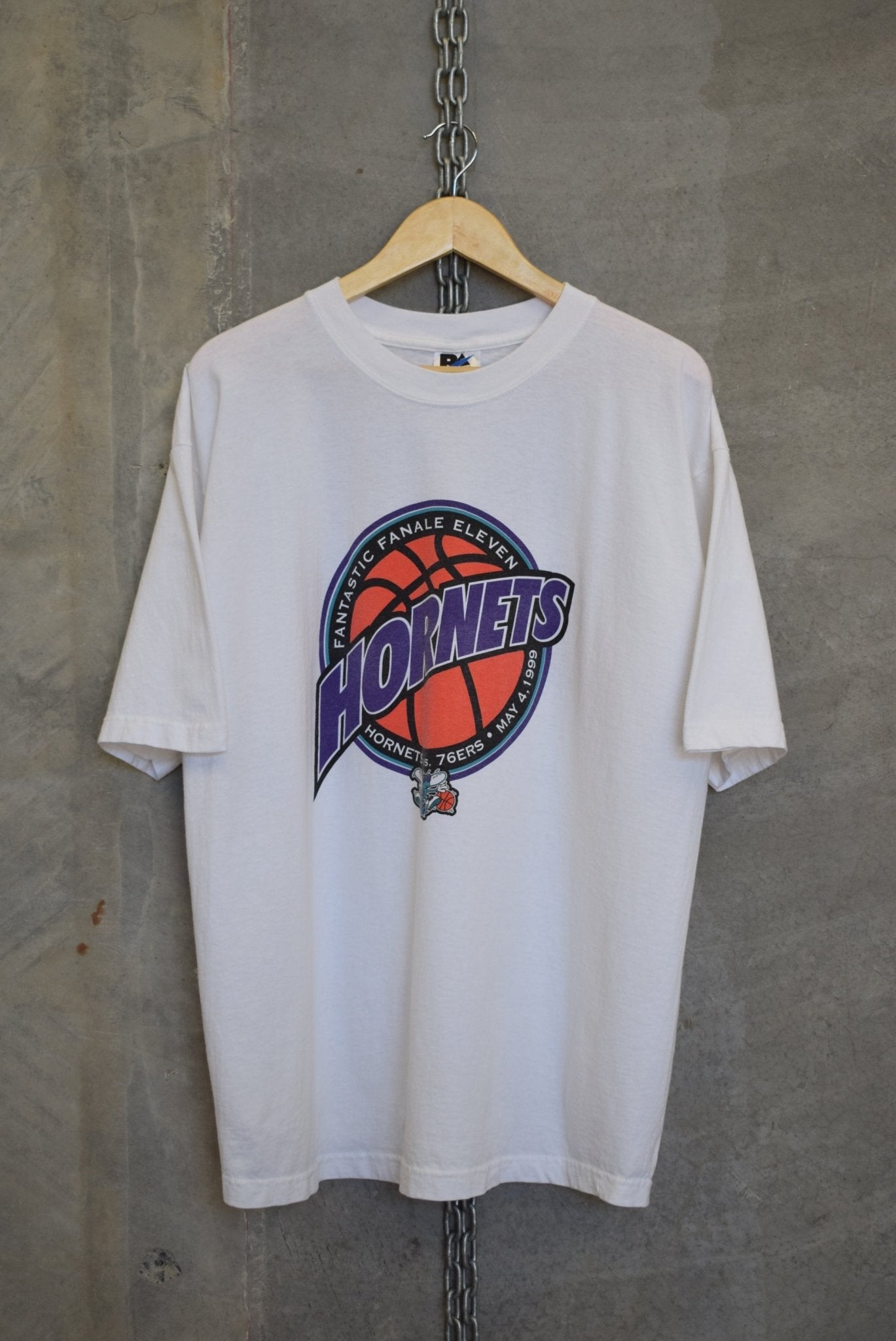 NBA Charlotte Hornets Basketball Tee — 1999 (XL) - Retrospective Store