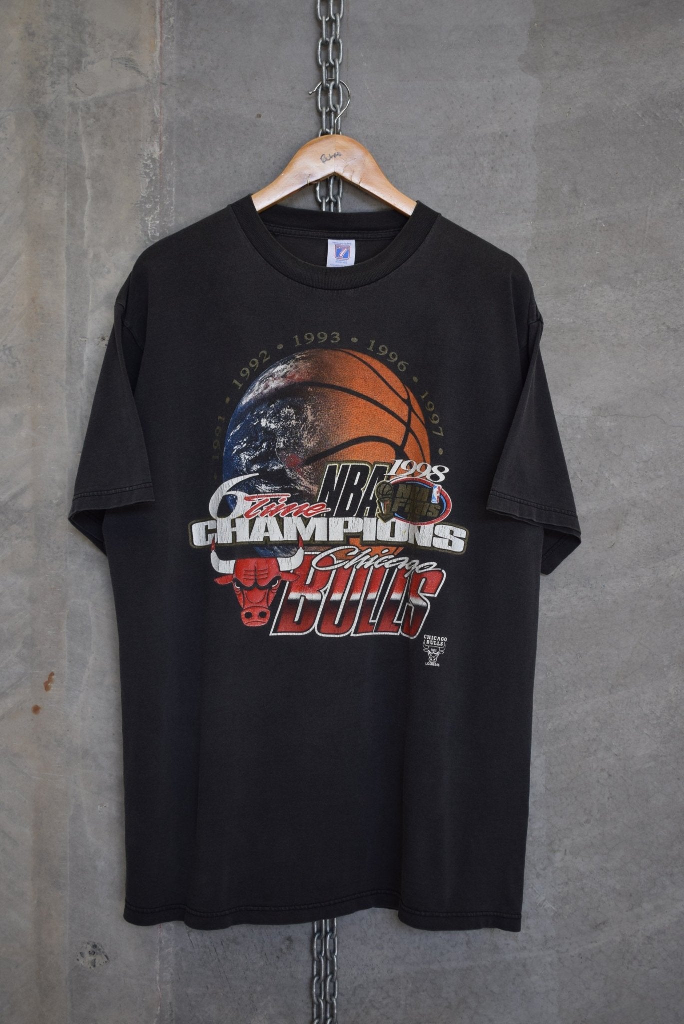 NBA Chicago Bulls 6x Champions Tee — 1998 (L/XL) - Retrospective Store