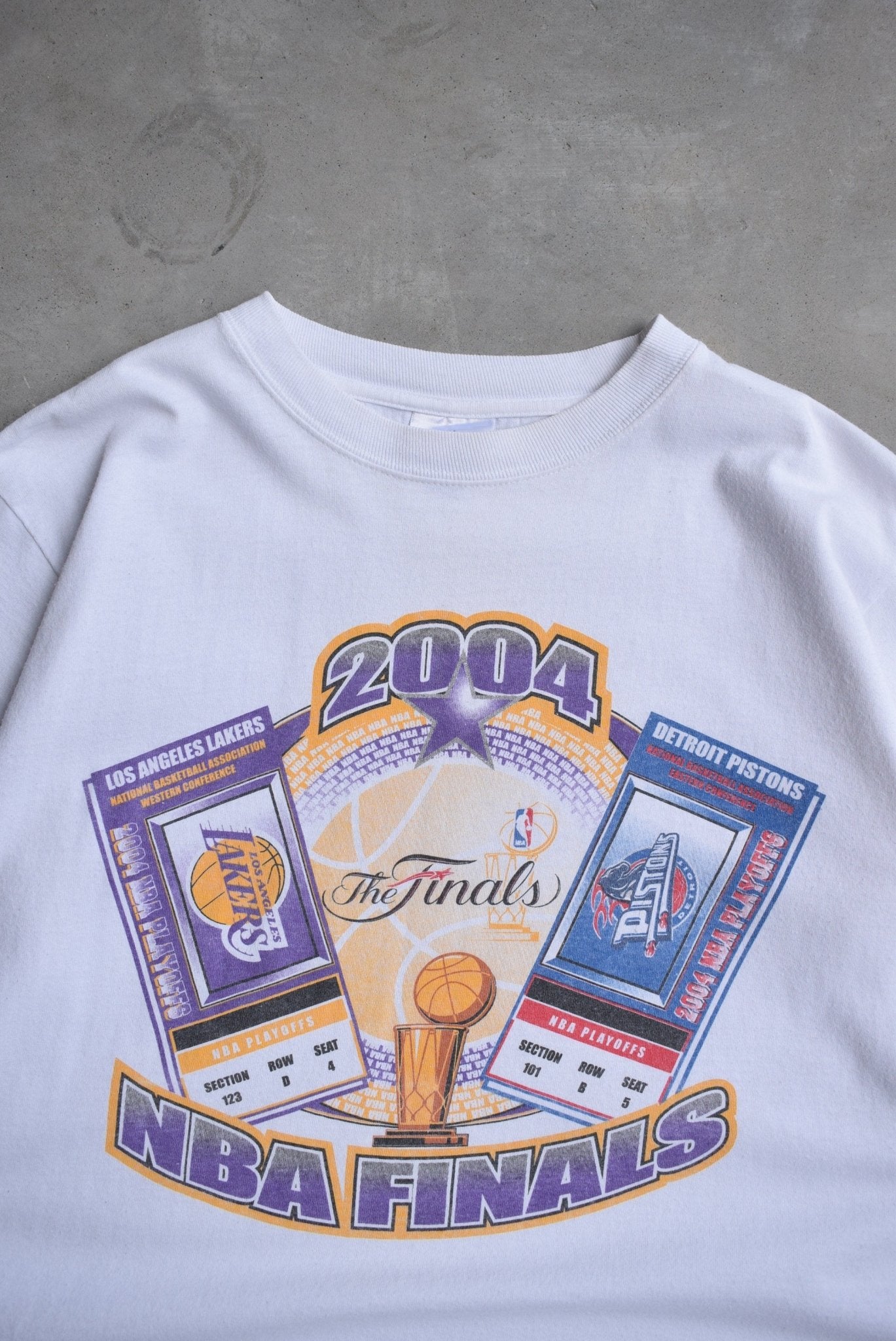 NBA Finals Lakers vs. Pistons White Graphic Tee — 2004 (M) - Retrospective Store