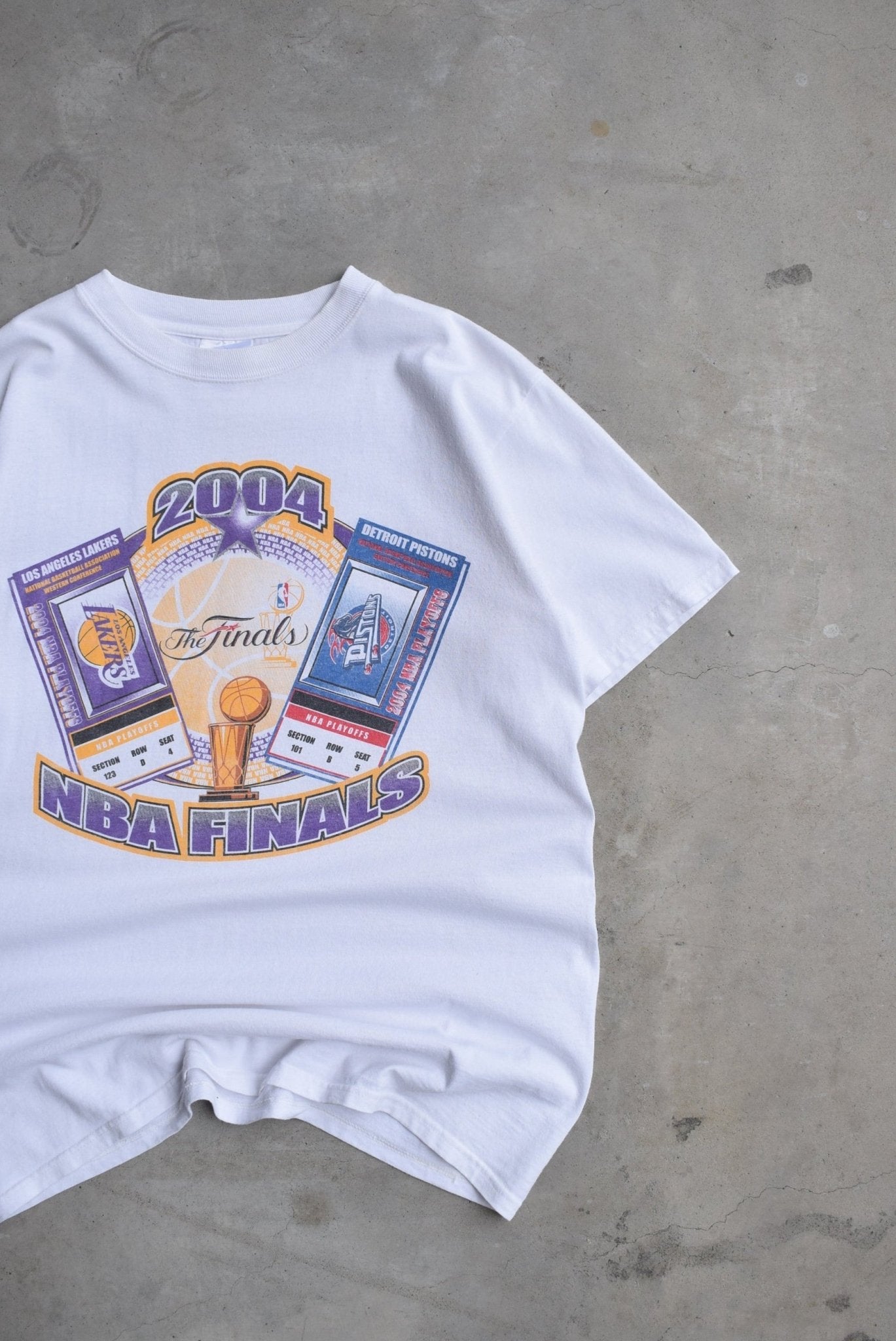 NBA Finals Lakers vs. Pistons White Graphic Tee — 2004 (M) - Retrospective Store