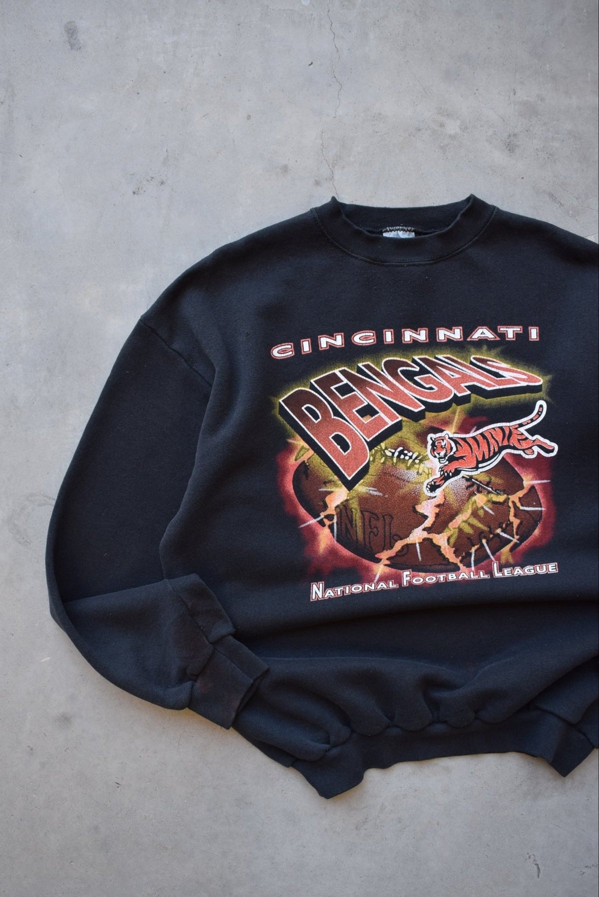 NFL Cincinnati Bengals Black Graphic Crewneck — 1990s (L) - Retrospective Store