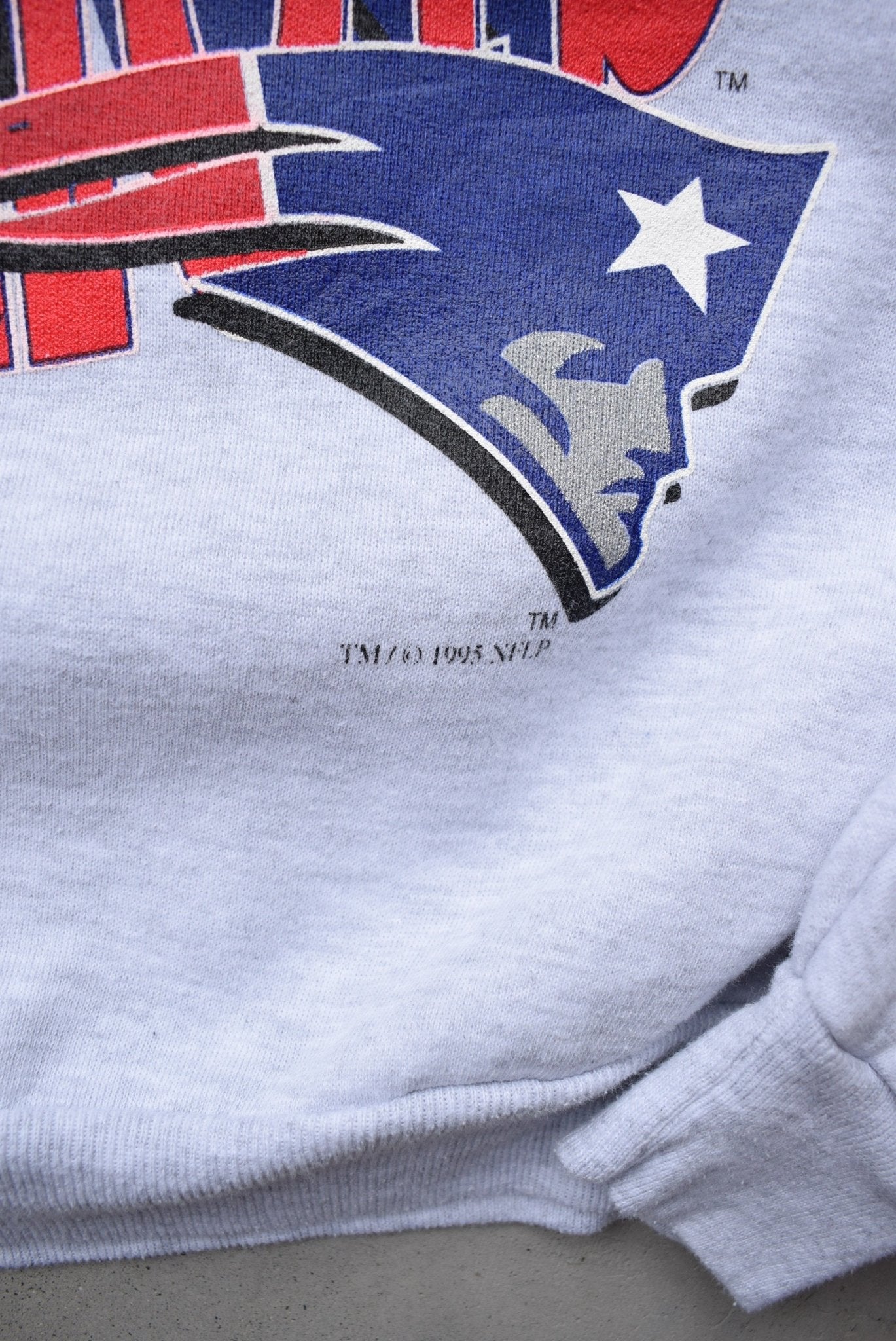 NFL New England Patriots Grey Graphic Crewneck — 1995 (S) - Retrospective Store