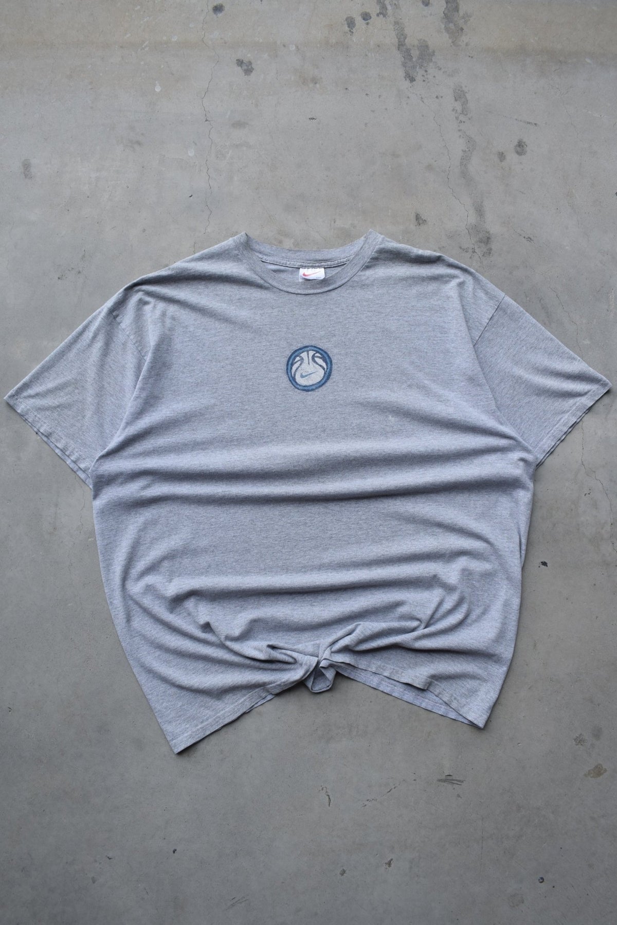 Nike Basketball Grey Graphic Tee — 1990s (XXL) - Retrospective Store
