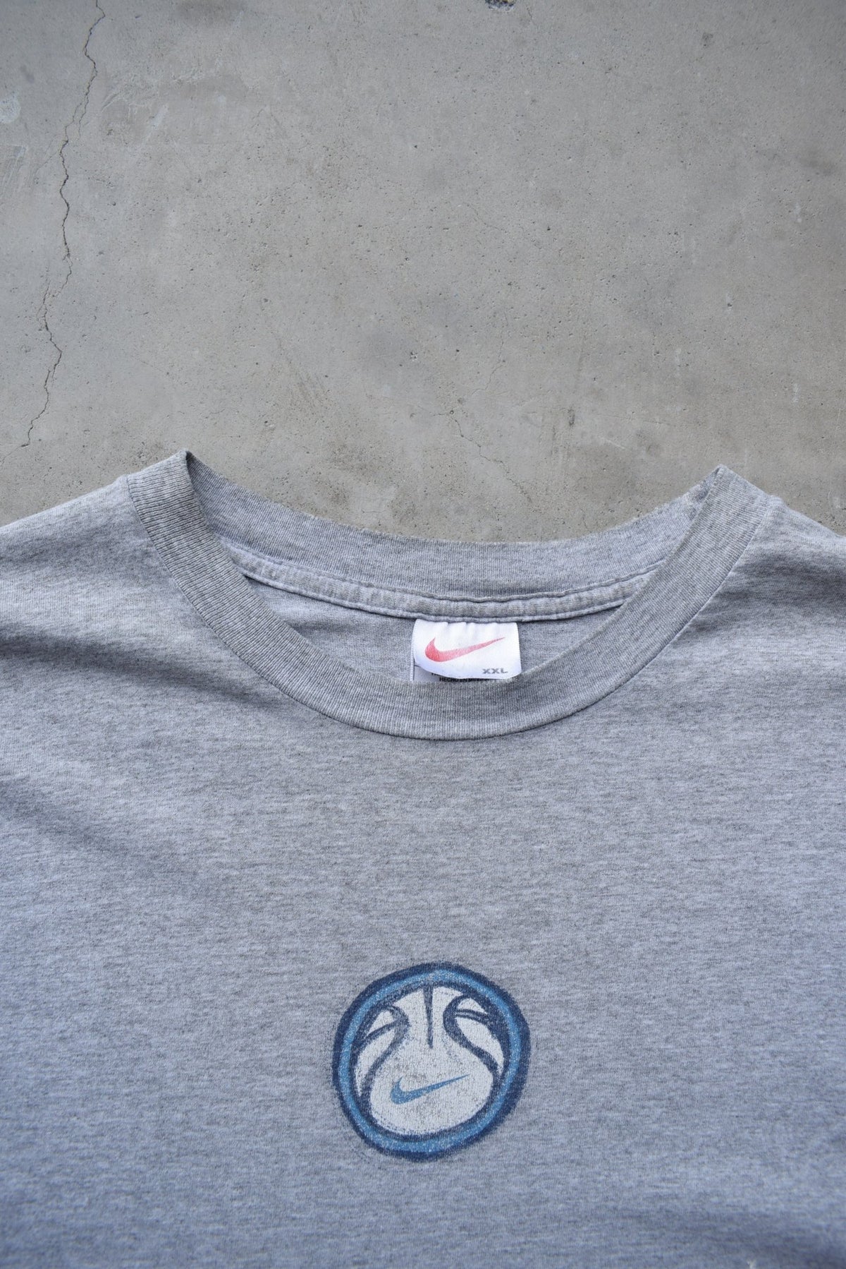 Nike Basketball Grey Graphic Tee — 1990s (XXL) - Retrospective Store