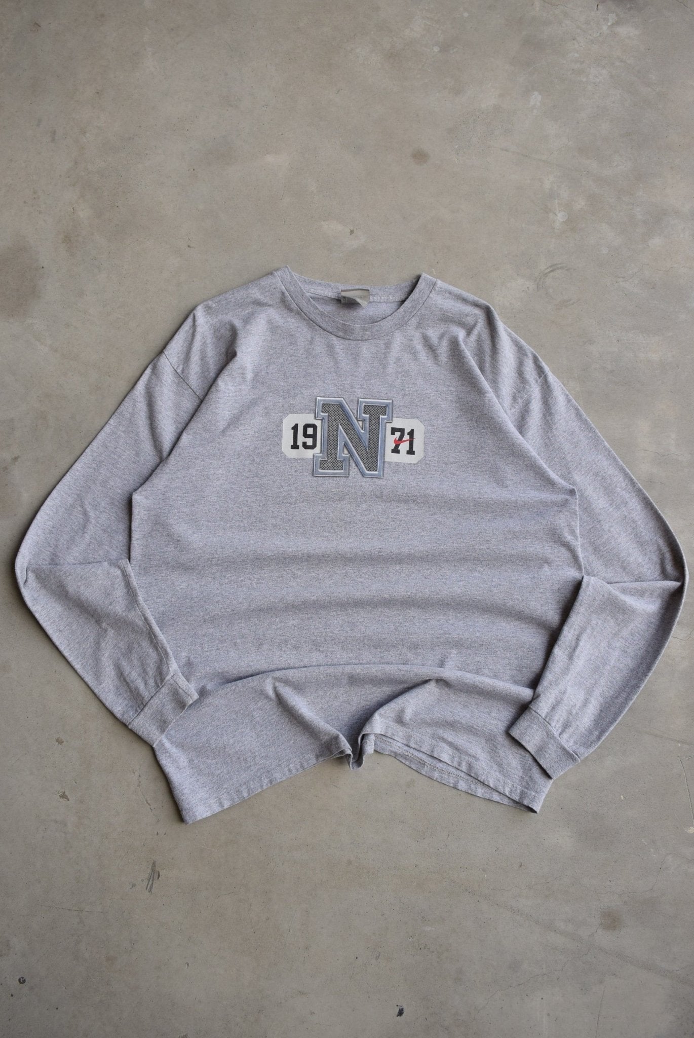 Nike Grey Long Sleeve Spellout Tee — 2000s (XL) - Retrospective Store
