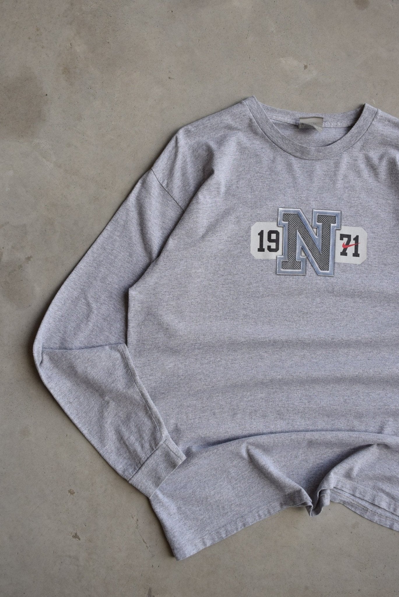 Nike Grey Long Sleeve Spellout Tee — 2000s (XL) - Retrospective Store