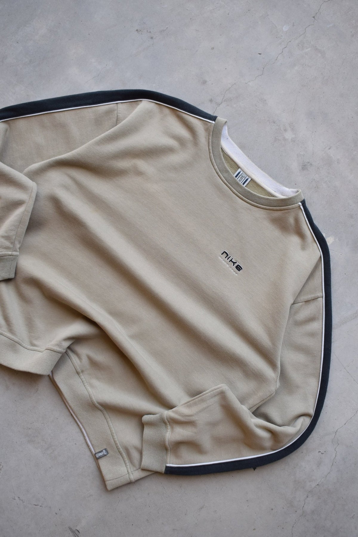 Nike Tan & Black Embroidered Spellout Crewneck — 1990s (L) - Retrospective Store