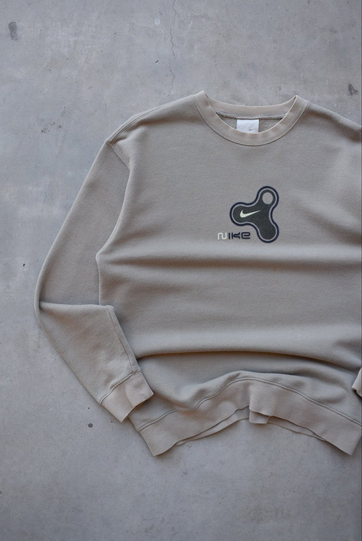 Nike Tan Embroidered Spellout Crewneck — 2000s (M) - Retrospective Store