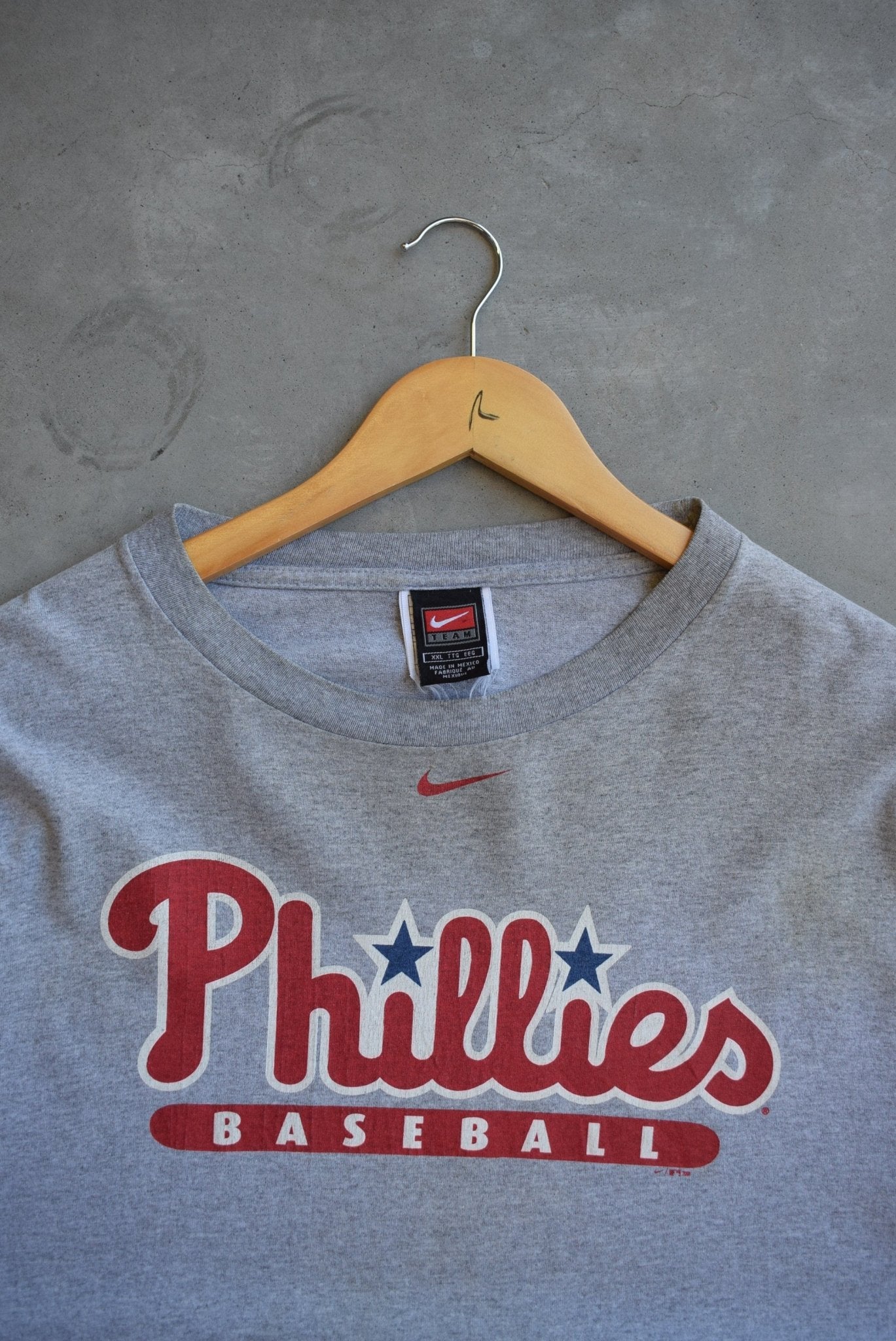Nike x MLB Philadelphia Phillies Baseball Tee — 2001 (XXL) - Retrospective Store