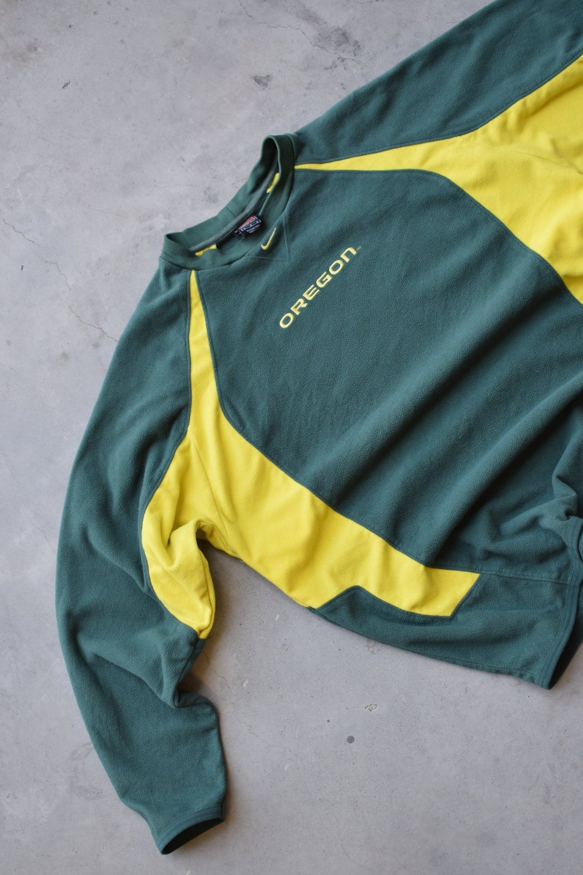 Nike x Oregon State University Green & Yellow Embroidered Fleece Crewneck — 2000s (L) - Retrospective Store