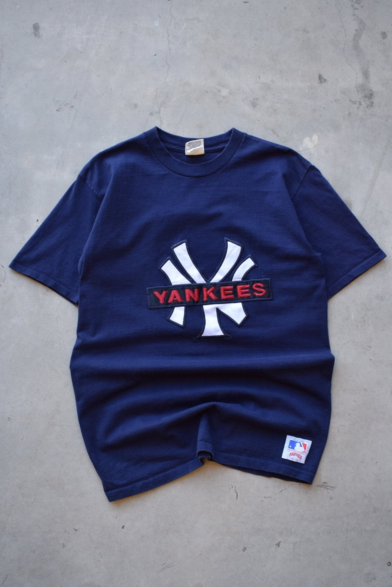 Nutmeg x MLB New York Yankees Navy Embroidered Tee — 1990s (L) - Retrospective Store