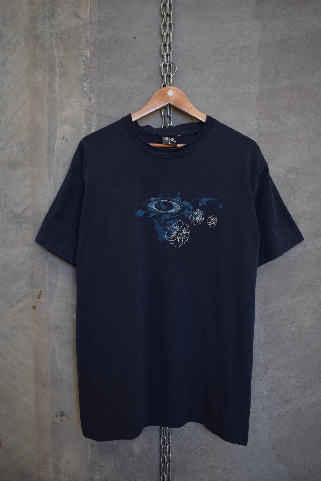 Oakley Classic Logo Tee — 2000s (L) - Retrospective Store