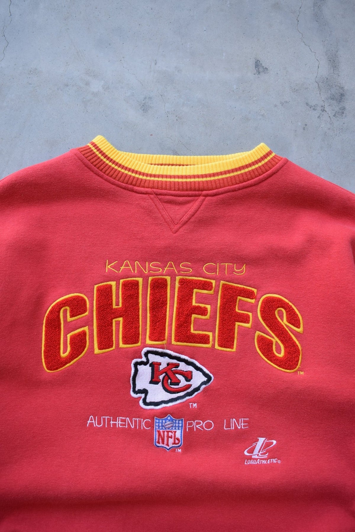 Pro-Line NFL Kansas City Chiefs Red Embroidered Crewneck — 1990s (XL) - Retrospective Store
