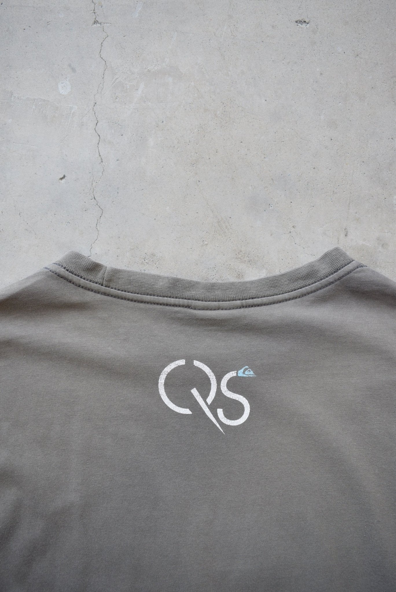 Quiksilver Grey Spellout Tee — 2000s (M) - Retrospective Store