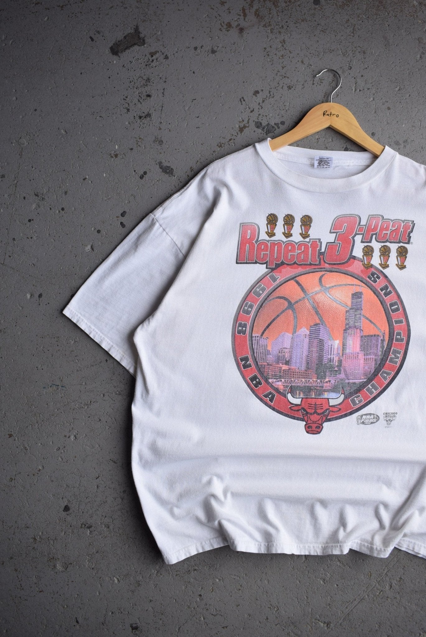 *Rare* Vintage 1998 Starter x NBA Chicago Bulls 3 - Peat Tee (XXL) - Retrospective Store