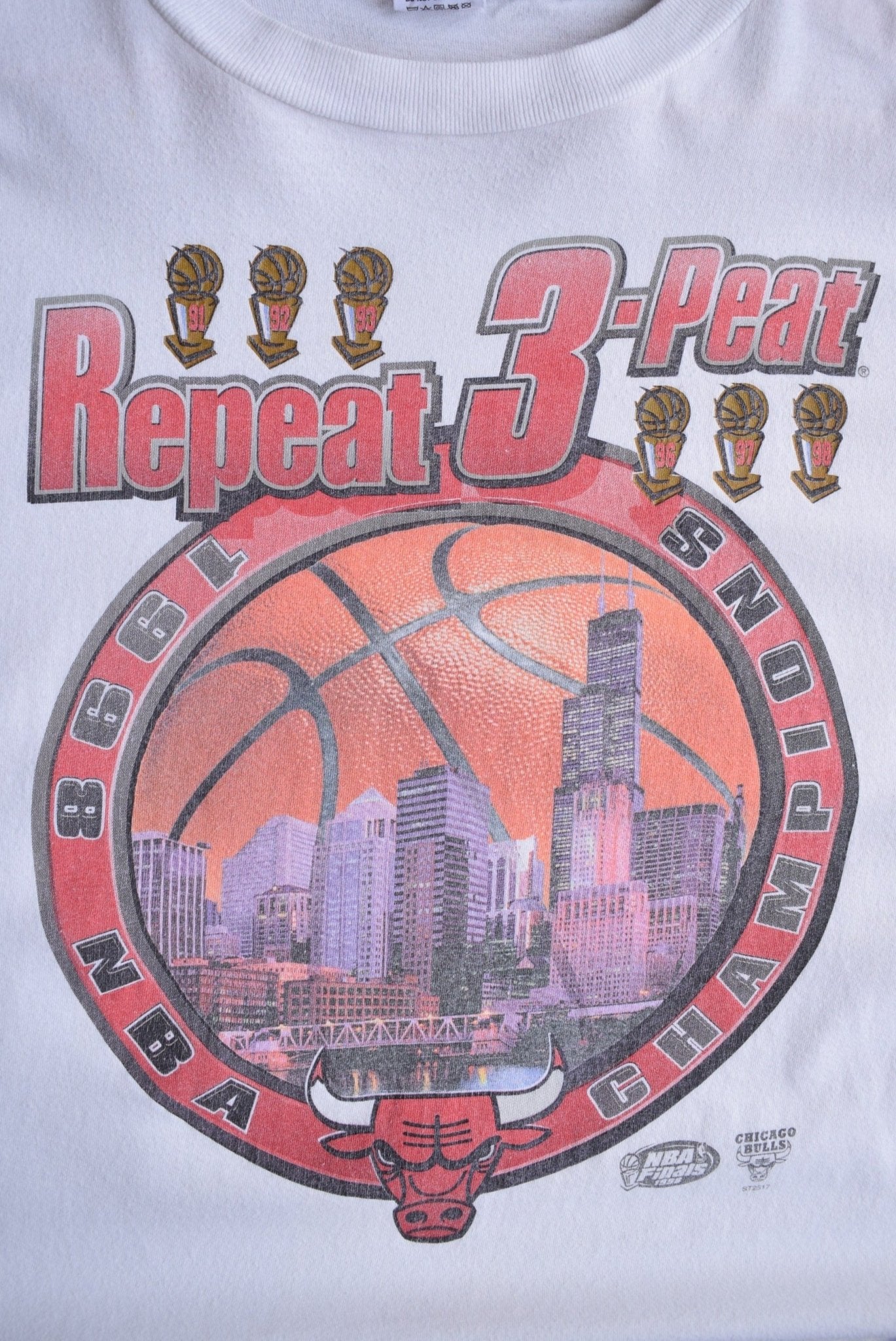 *Rare* Vintage 1998 Starter x NBA Chicago Bulls 3 - Peat Tee (XXL) - Retrospective Store