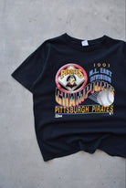 Salem x MLB Pittsburgh Pirates Champions Black Graphic Tee — 1991 (L) - Retrospective Store