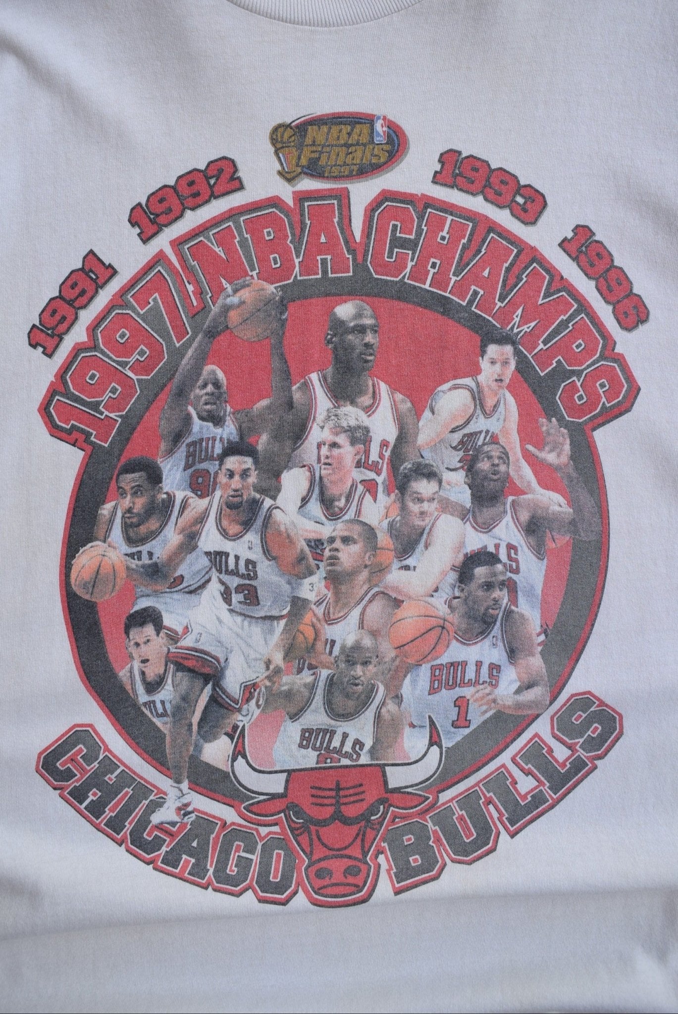 Starter x NBA Chicago Bulls Champions White Graphic Tee — 1997 (XL/XXL) - Retrospective Store