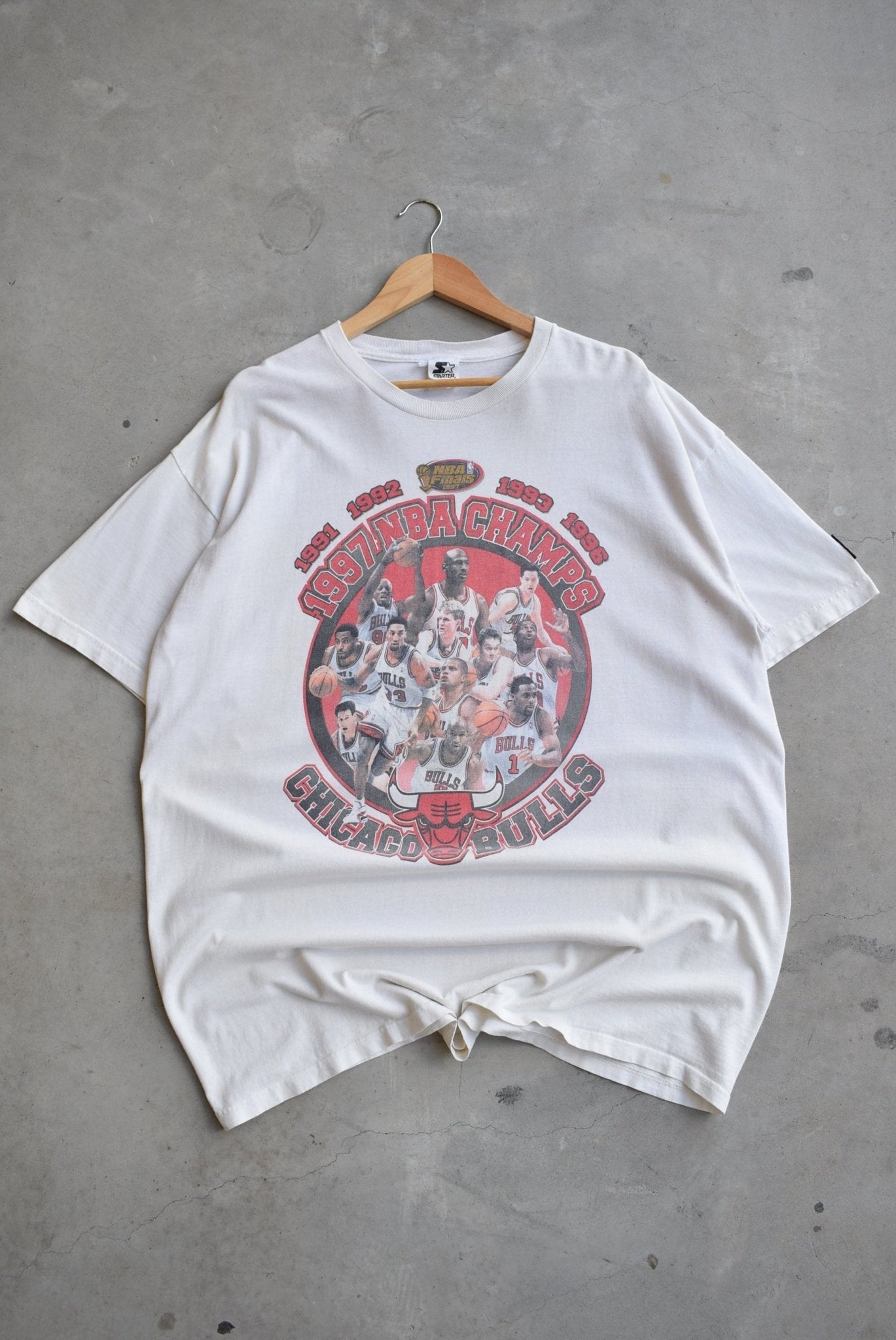 Starter x NBA Chicago Bulls Champions White Graphic Tee — 1997 (XL/XXL) - Retrospective Store