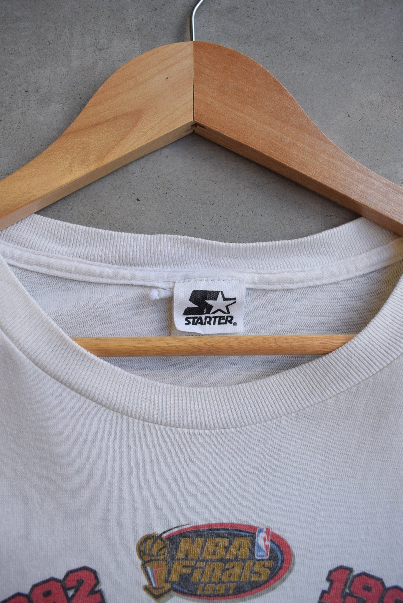 Starter x NBA Chicago Bulls Champions White Graphic Tee — 1997 (XL/XXL) - Retrospective Store