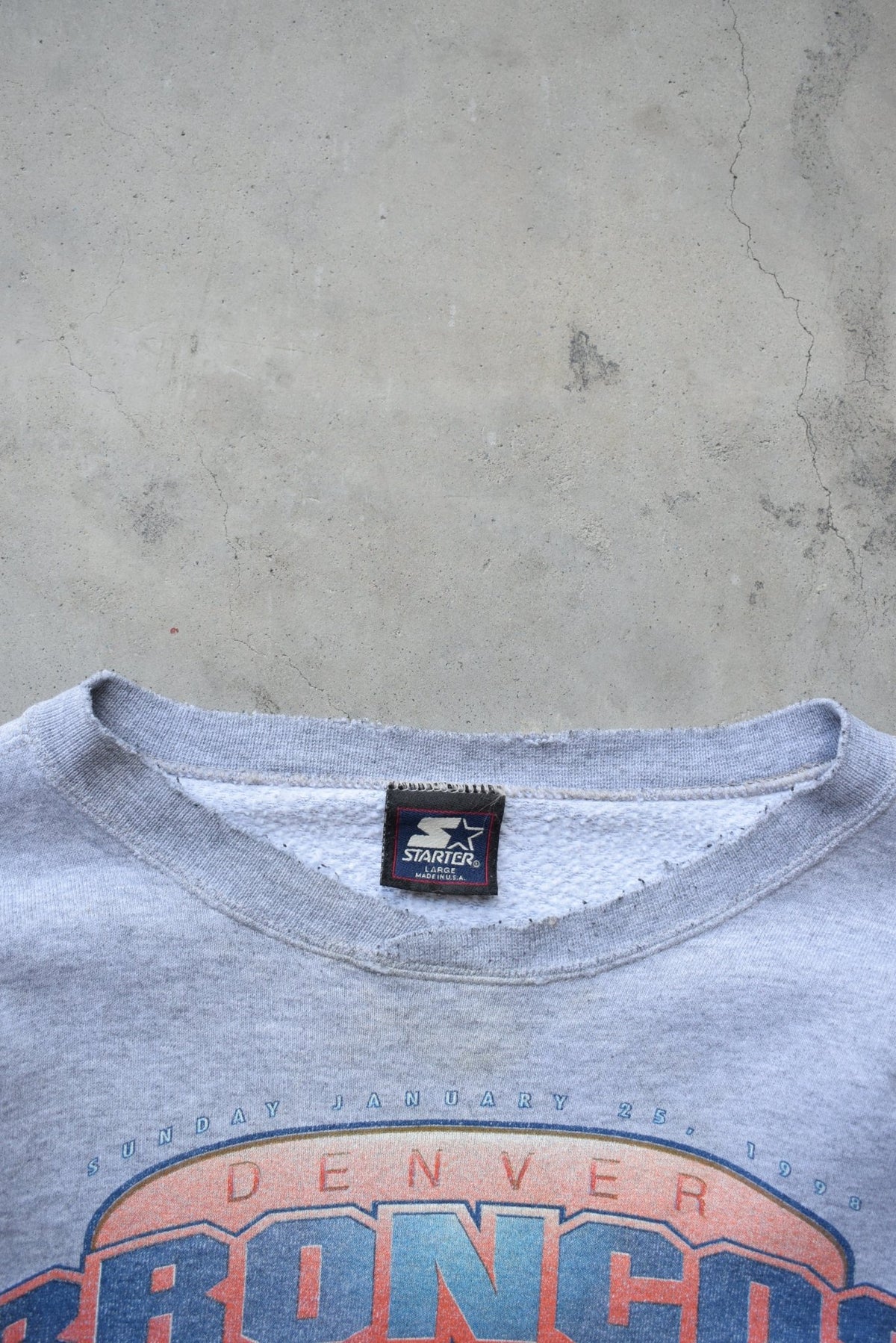 Starter x NFL Denver Broncos Superbowl XXXII Champions Grey Graphic Crewneck — 1998 (L) - Retrospective Store