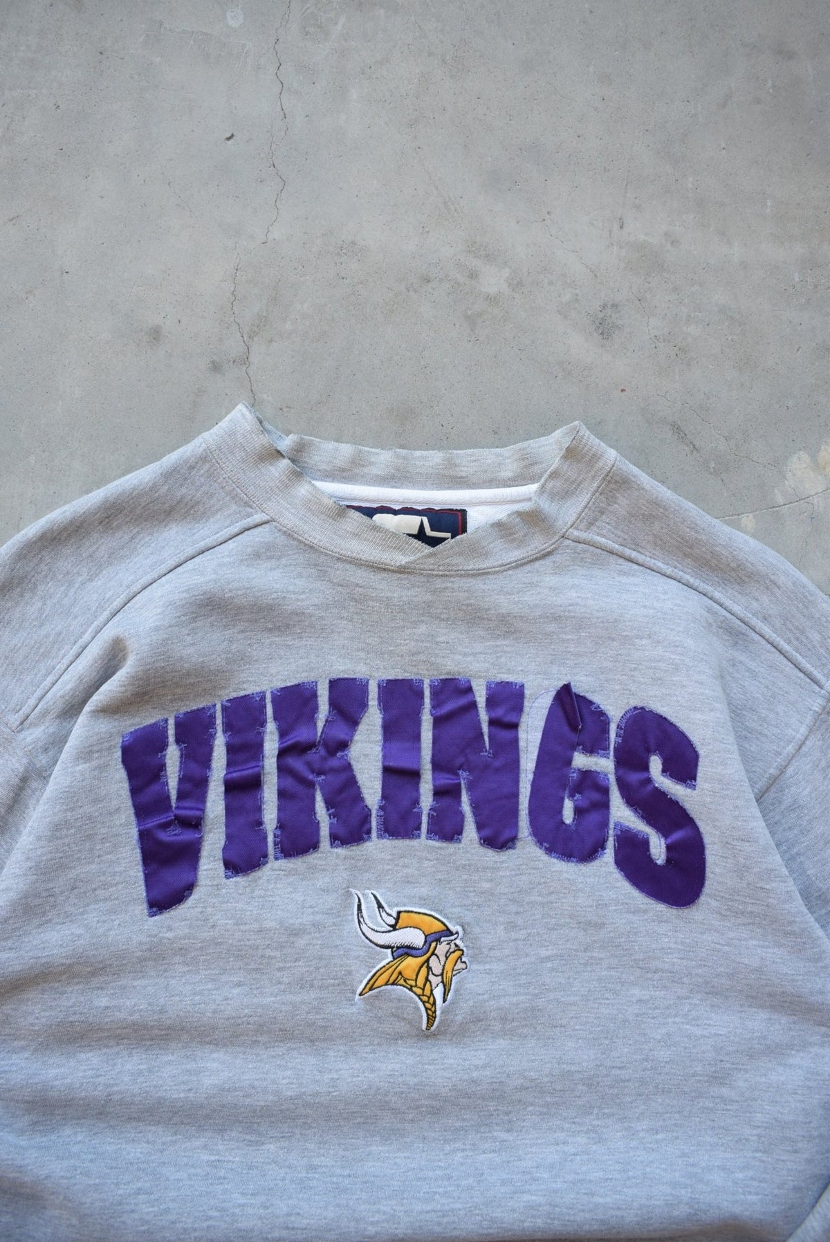 Starter x NFL Minnesota Vikings Grey Embroidered Crewneck — 2000s (M) - Retrospective Store