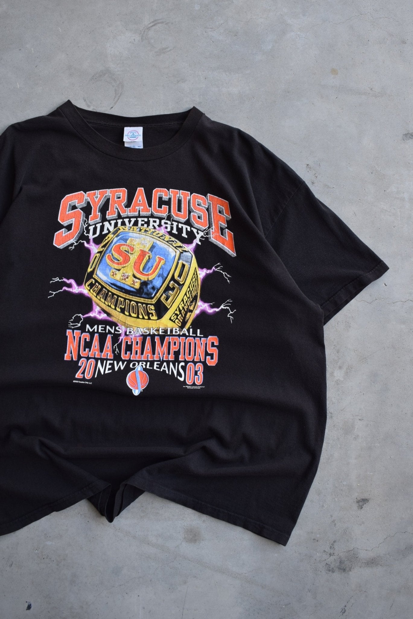 Syracuse University NCAA Basketball Black Graphic Tee — 2003 (XXL) - Retrospective Store