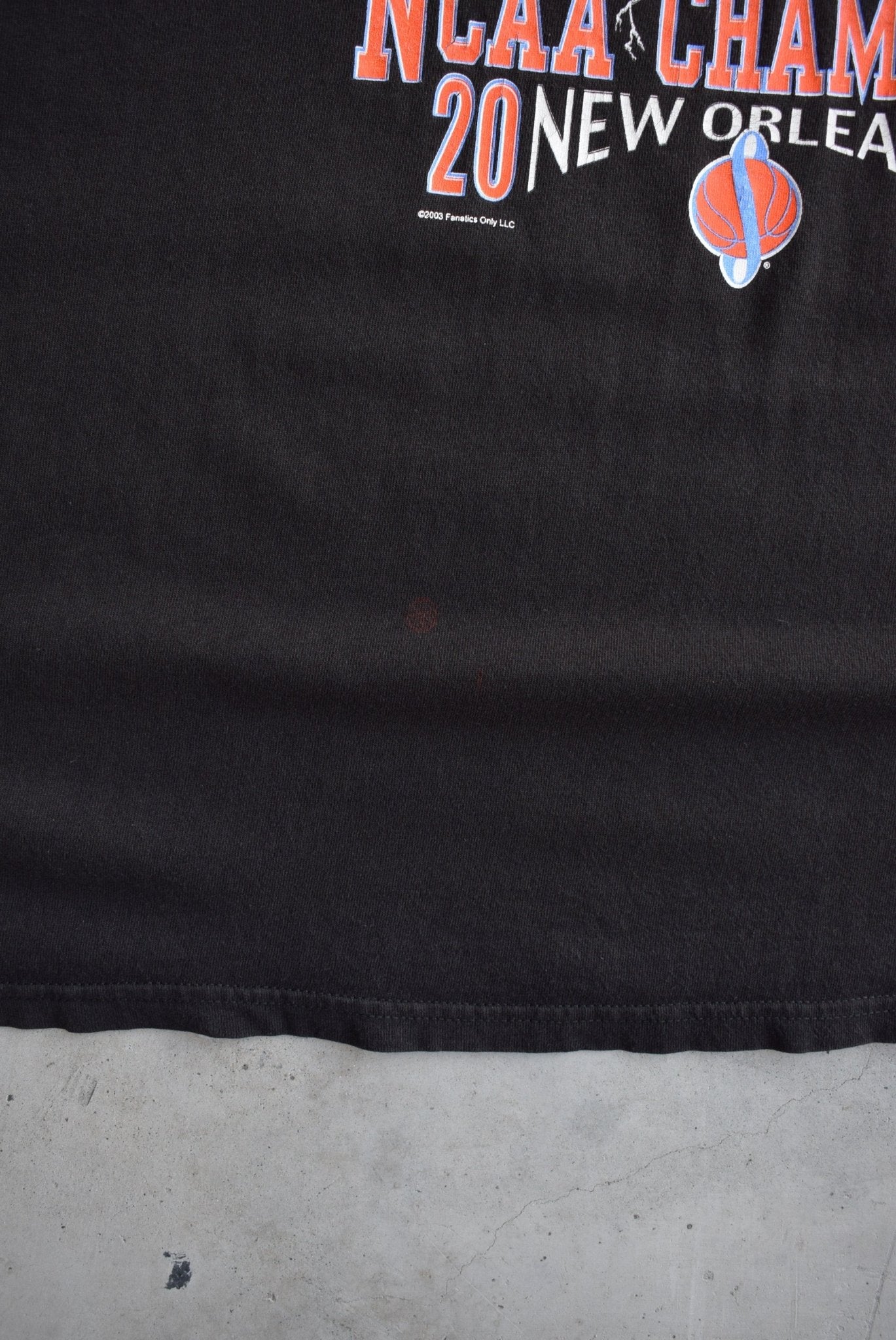Syracuse University NCAA Basketball Black Graphic Tee — 2003 (XXL) - Retrospective Store