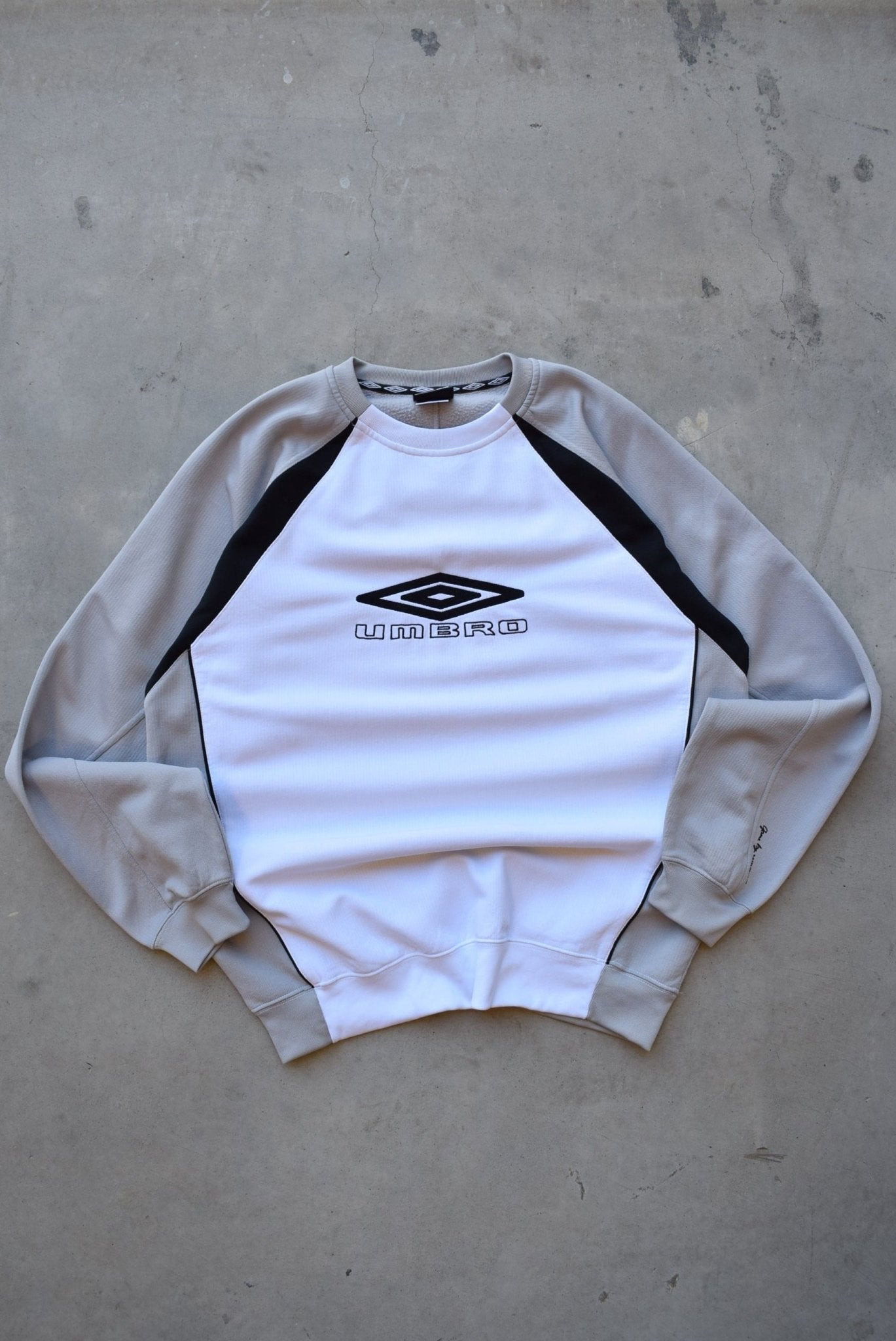 Umbro White & Grey Embroidered Spellout Crewneck — 2000s (L) - Retrospective Store