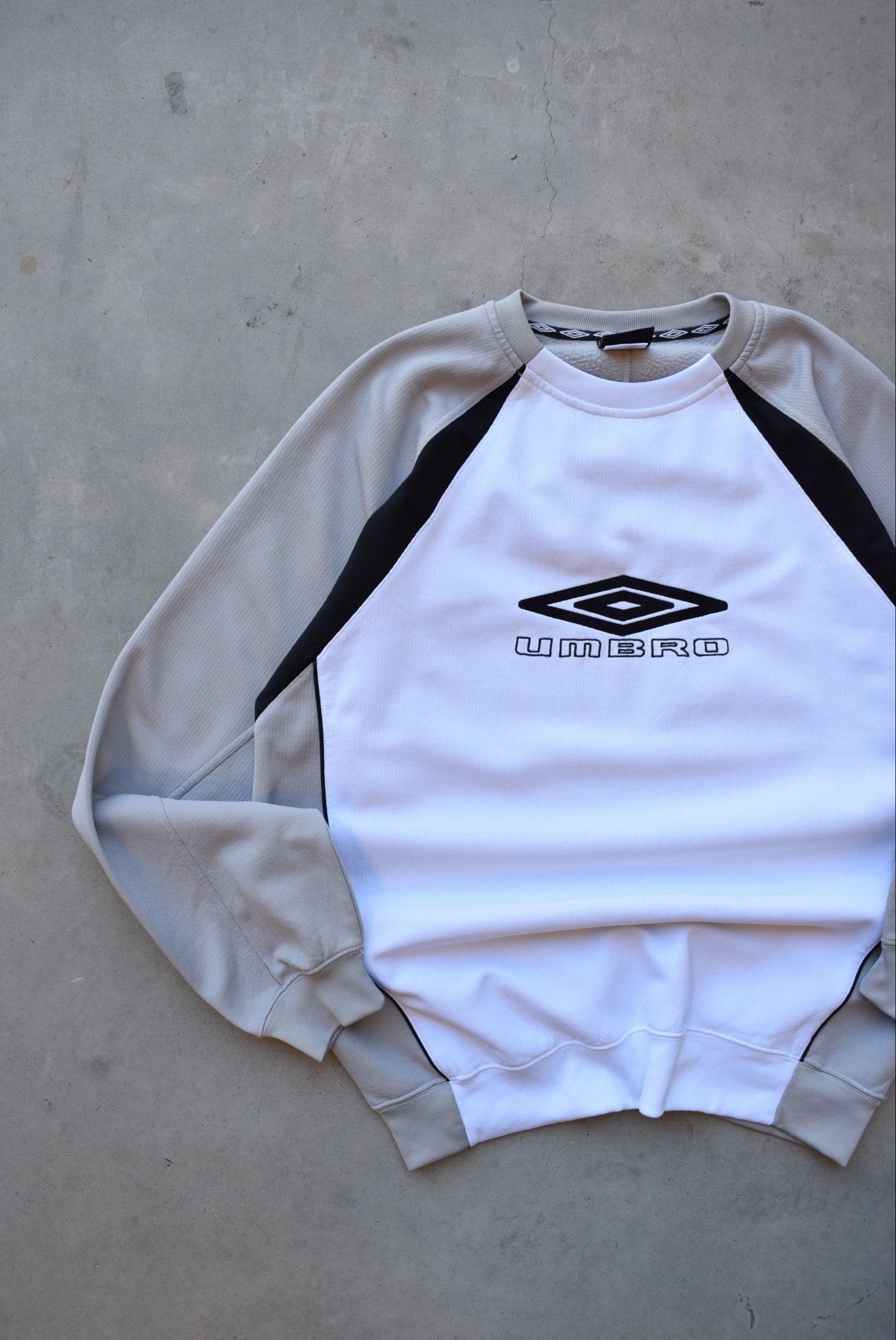 Umbro White & Grey Embroidered Spellout Crewneck — 2000s (L) - Retrospective Store