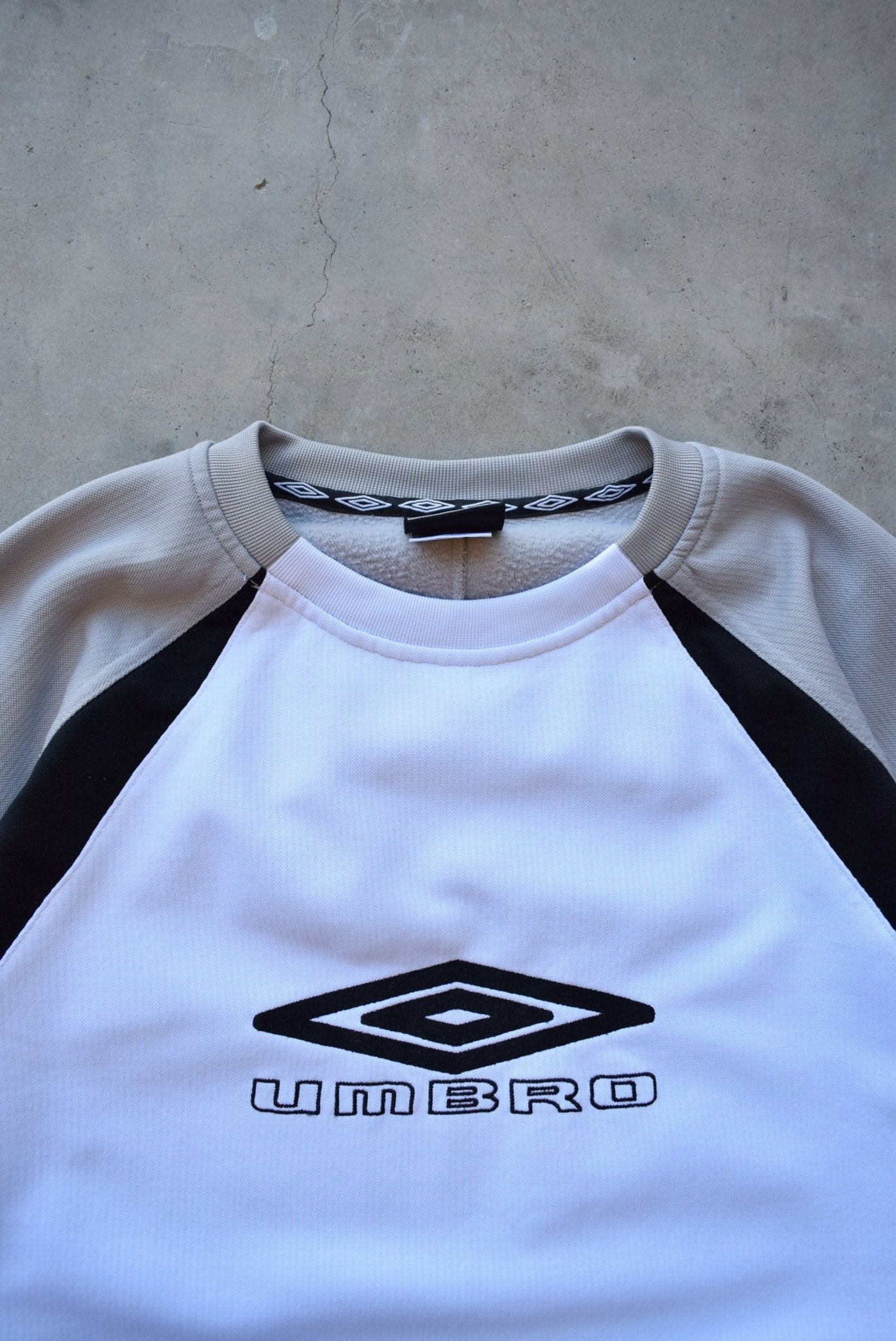 Umbro White & Grey Embroidered Spellout Crewneck — 2000s (L) - Retrospective Store