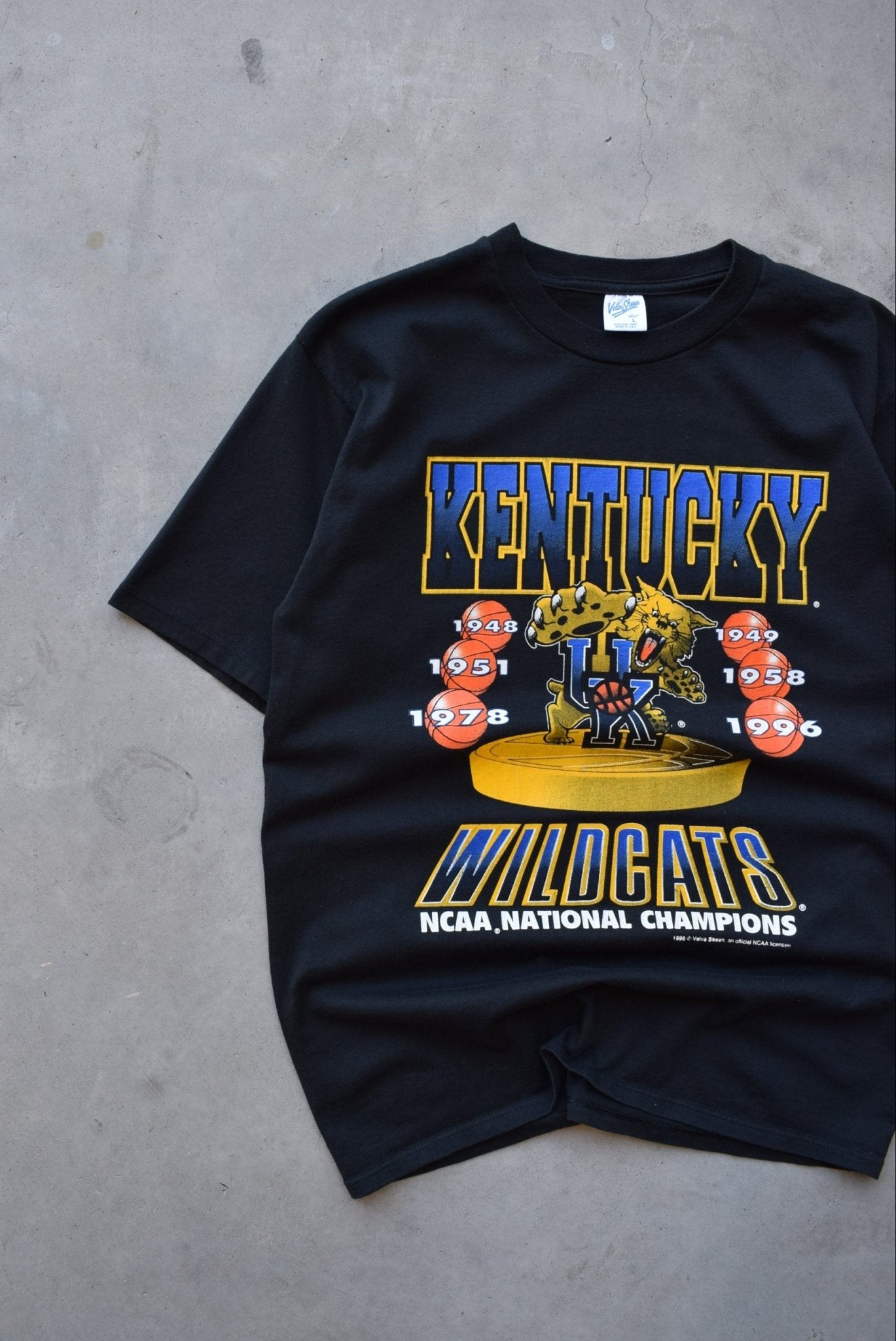 University of Kentucky Wildcats Champions Black Graphic Tee — 1996 (M/L) - Retrospective Store