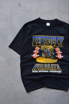 University of Kentucky Wildcats Champions Black Graphic Tee — 1996 (M/L) - Retrospective Store