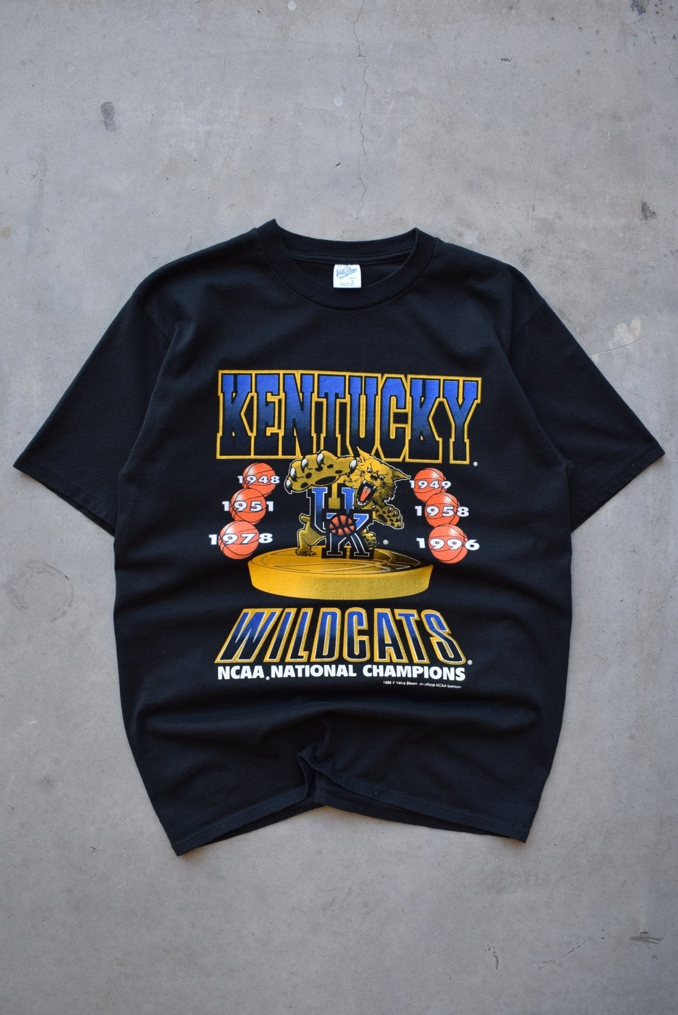University of Kentucky Wildcats Champions Black Graphic Tee — 1996 (M/L) - Retrospective Store