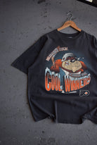 Vintage 1997 Warner Bros. x NHL Philadelphia Flyers Tee (XL) - Retrospective Store