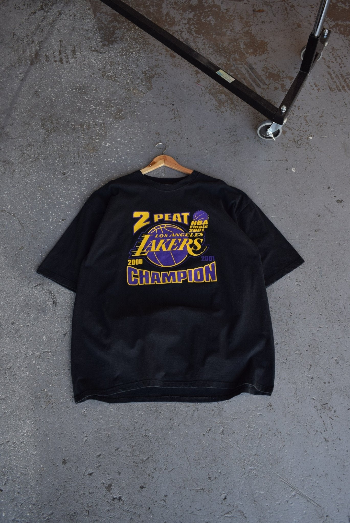 Vintage 2001 NBA Los Angeles Lakers 2 Peat Champions Tee (XXL) - Retrospective Store