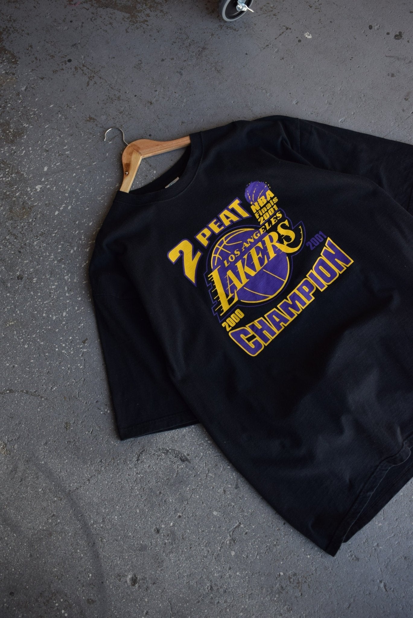 Vintage 2001 NBA Los Angeles Lakers 2 Peat Champions Tee (XXL) - Retrospective Store
