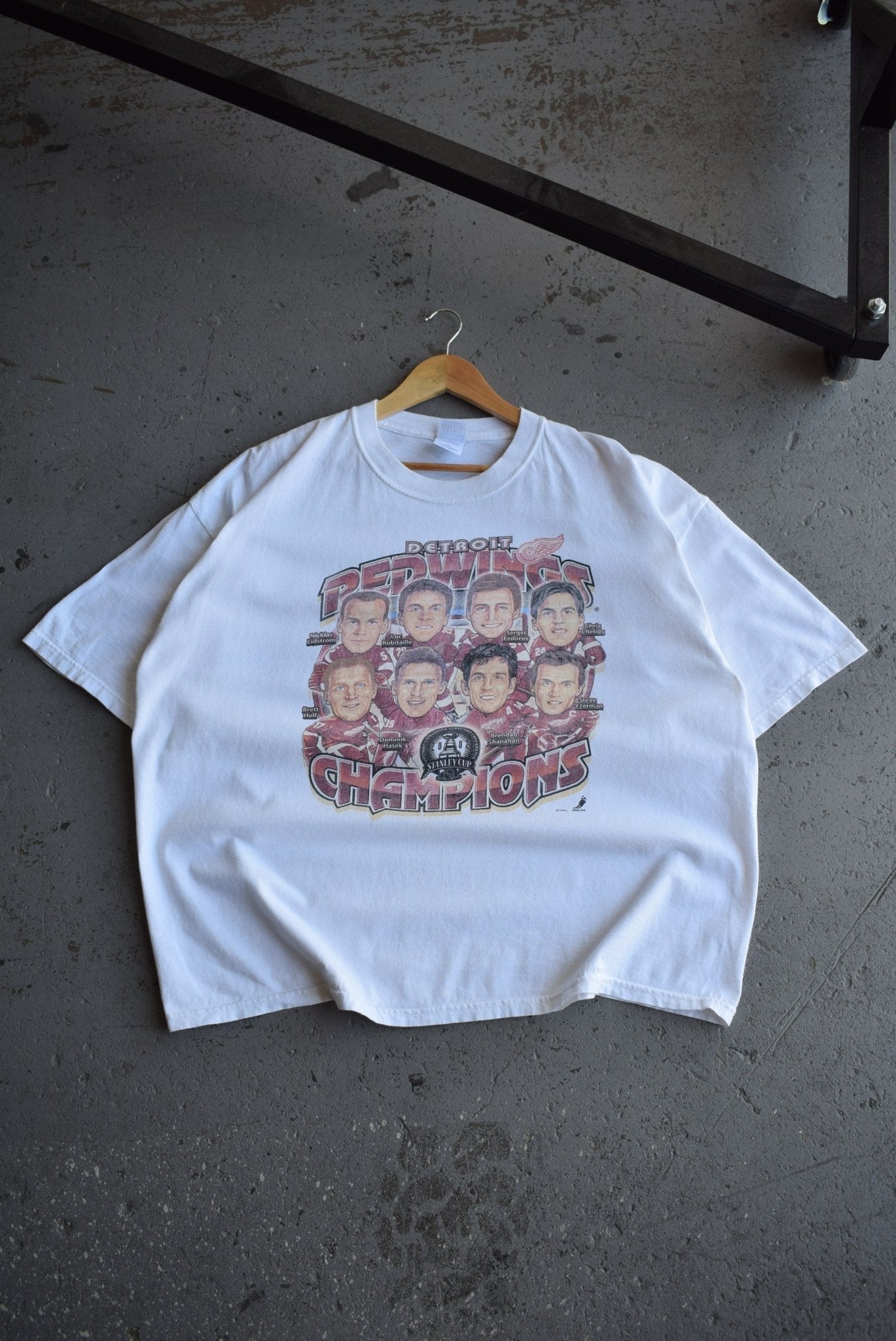 Vintage 2002 NHL Detroit Red Wings Stanley Cup Champions Tee (XL/XXL) - Retrospective Store