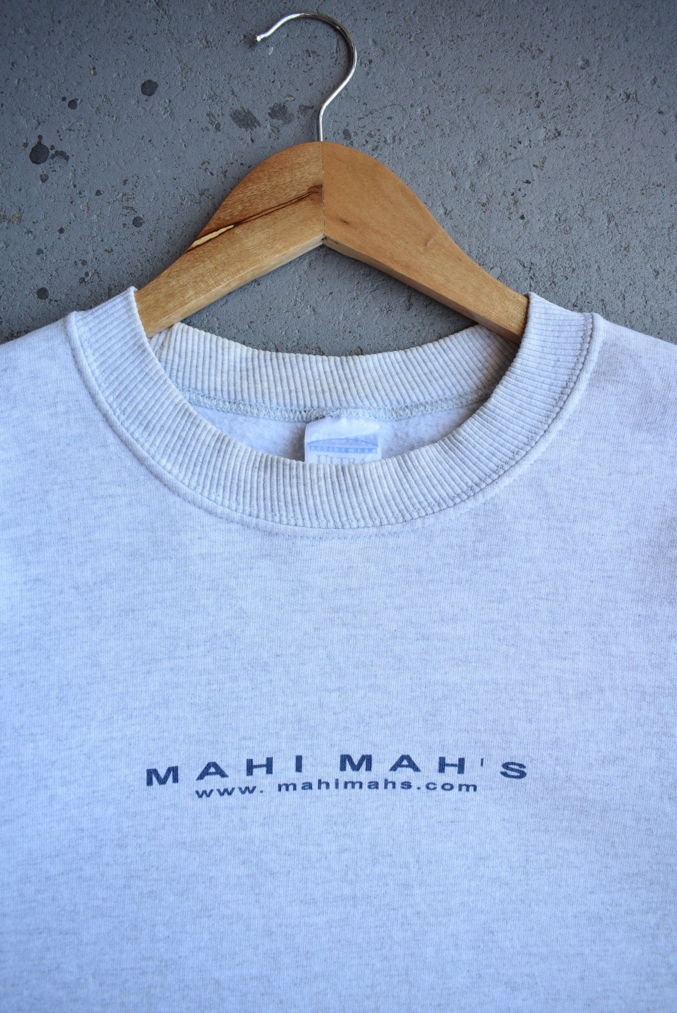 Vintage 2003 Mahi Mah's Seafood Restaurant Crewneck (XL) - Retrospective Store