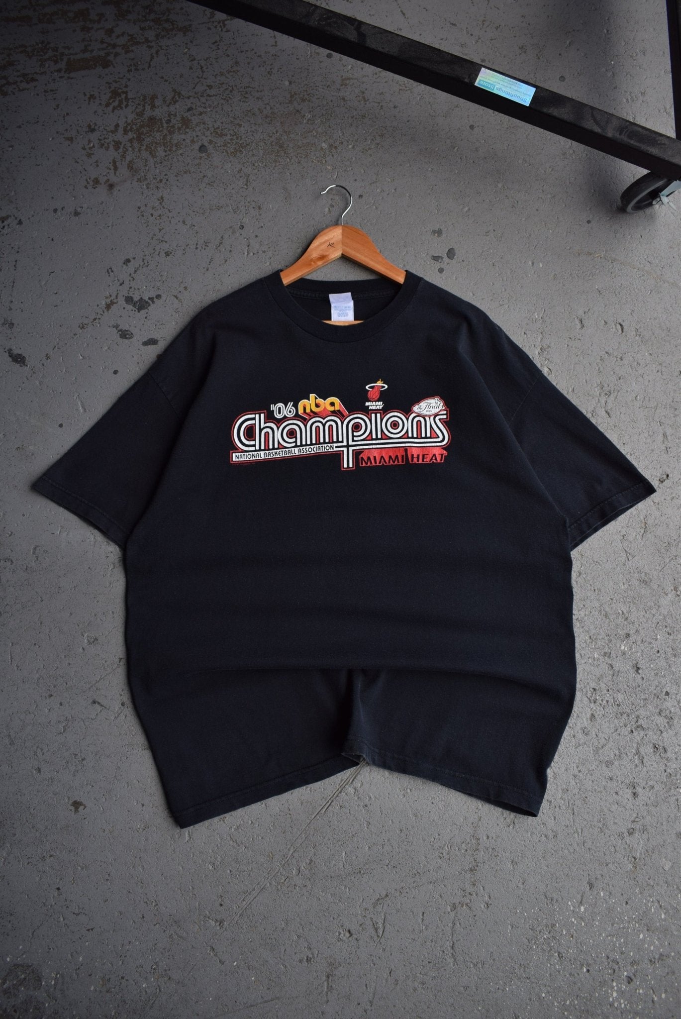 Vintage 2006 NBA Miami Heat Champions Tee (XXL) - Retrospective Store