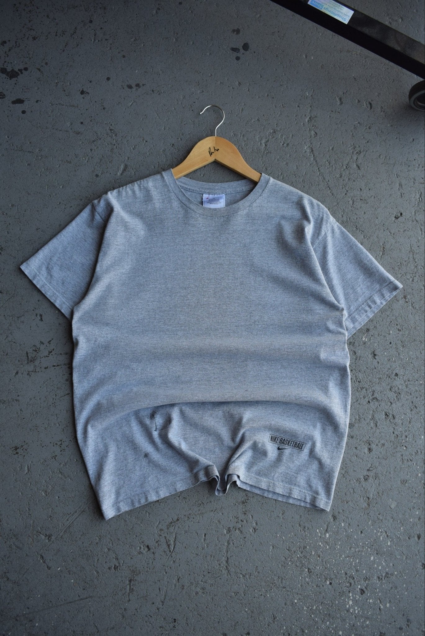 Vintage 90s Nike Basketball 'Hand of Fate' Tee (M) - Retrospective Store