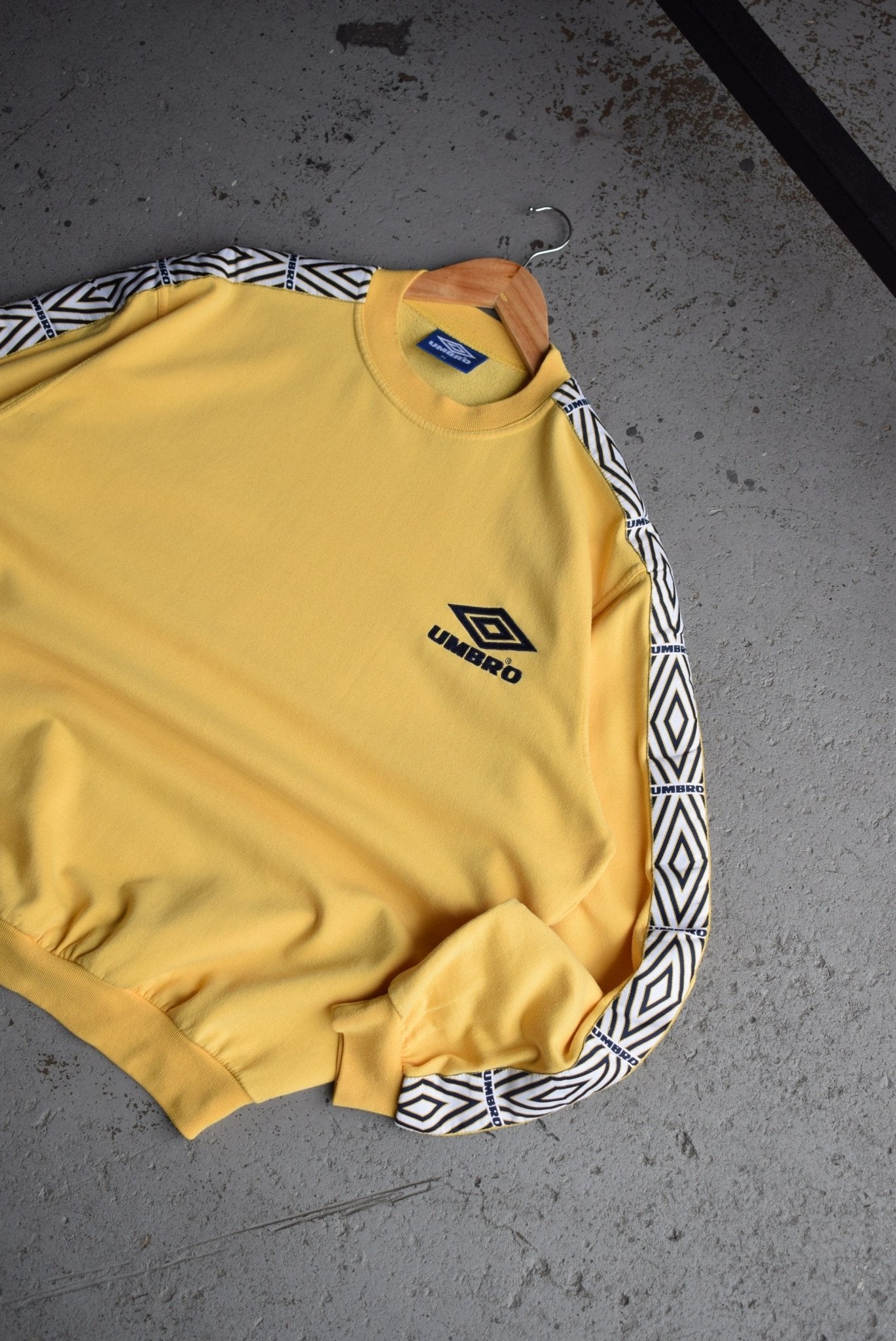Vintage 90s Umbro Embroidered Spellout Crewneck (XL) - Retrospective Store